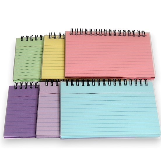 פנקס צבעוני עם כריכה קשיחה וספירלה עליונה