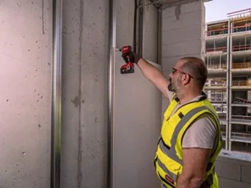 סט מברגת אימפקט נטענת 1/4″ קומפקטית + זוג סוללות 4A + מטען 4933492840 M18BLIDRC 402C Brushless 18V