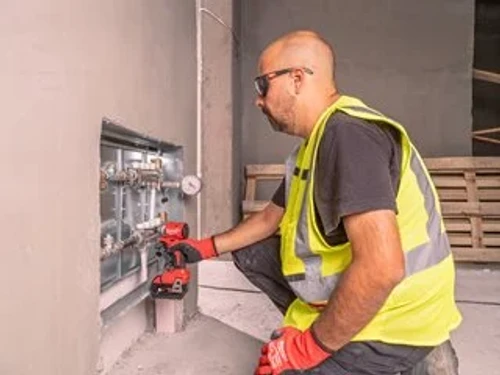 סט מברגת אימפקט נטענת 1/4″ קומפקטית + זוג סוללות 4A + מטען 4933492840 M18BLIDRC 402C Brushless 18V