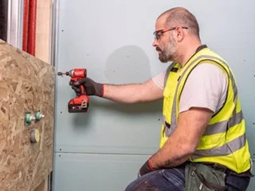 סט מברגת אימפקט נטענת 1/4″ קומפקטית + זוג סוללות 4A + מטען 4933492840 M18BLIDRC 402C Brushless 18V