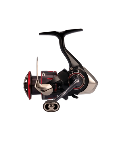 מבט צד על רולר DAIWA 23 Fuego LT 2500 המציג את עיצוב ה-Airdrive החדש.
