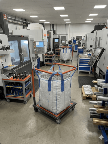 עגלת איסוף שבבים ניידת למכונות CNC עם מערכת מחזור נוזל קירור בנפח 30 ליטר