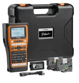 ערכת מדפסת מדבקות BROTHER PT-E560BTVP (מקשים באנגלית) כולל 2 קסטות סרטים לחיווט, סוללה, מטען ותיק