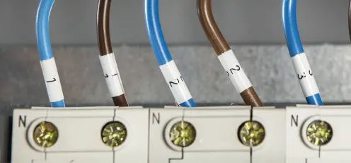 ערכת מדפסת מדבקות BROTHER PT-E560BTVP (מקשים באנגלית) כולל 2 קסטות סרטים לחיווט, סוללה, מטען ותיק