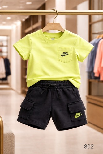 חליפת NIKE בנים קיצית איכותית - חולצת כיס זרחנית ומכנס קרגו שחור
