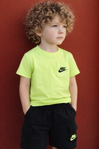חליפת NIKE בנים קיצית איכותית - חולצת כיס זרחנית ומכנס קרגו שחור
