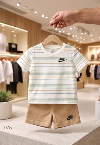 סט NIKE מקורי לילדים - חולצת פסים ומכנסיים קצרים לעונת הקיץ