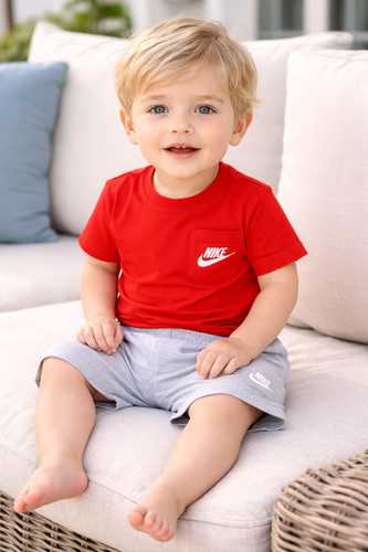 חליפת NIKE לילדים – טי-שירט כיס אדום ומכנסי קרגו קצרים בצבע אפור