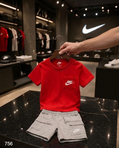 חליפת NIKE לילדים – טי-שירט כיס אדום ומכנסי קרגו קצרים בצבע אפור