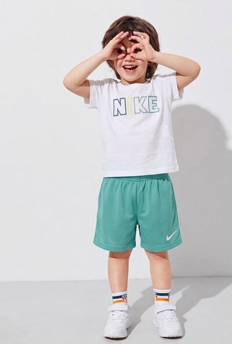 חליפת NIKE מקורית לילדים - סט קיץ טי-שירט ומכנסיים קצרים בצבע טורקיז ולבן