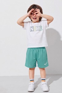 חליפת NIKE מקורית לילדים - סט קיץ טי-שירט ומכנסיים קצרים בצבע טורקיז ולבן