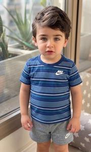חליפת NIKE לילדים – סט טי-שירט פסים ומכנסי קצר