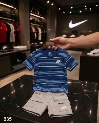 חליפת NIKE לילדים – סט טי-שירט פסים ומכנסי קצר
