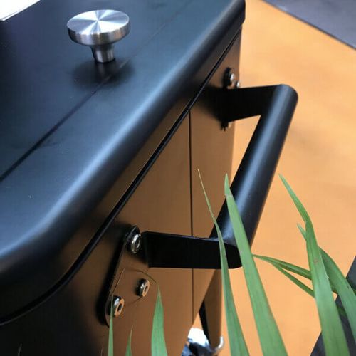 צידנית ניידת Retro Cooler 76 ליטר בצבע שחור עם 4 גלגלים מסתובבים ופותחן בקבוקים מובנה - מושלמת לאירוח בחצר ובמרפסת