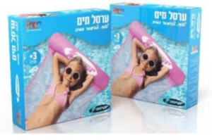 ערסל צף במים בצבע ורוד