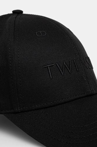 Baseball cap with logo embroidery
