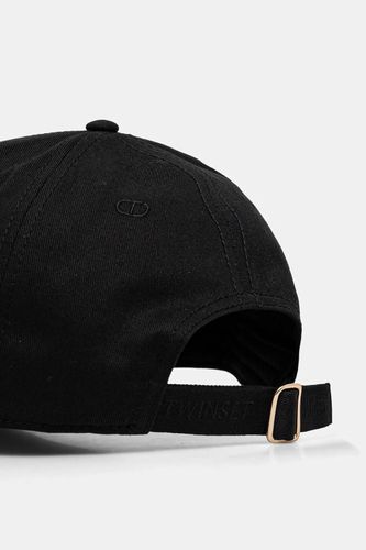 Baseball cap with logo embroidery