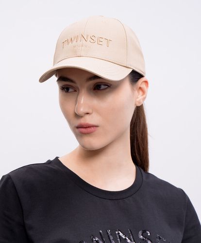 Baseball cap with logo embroidery