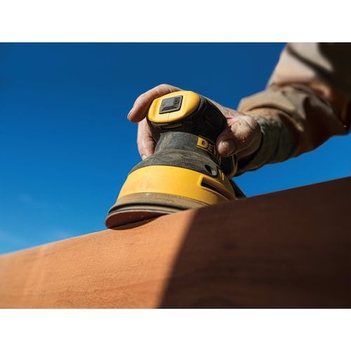 מלטשת אקצנטרית DeWALT DWE6423 5 אינץ' בצבע צהוב ושחור מהירות משתנה גומי overmold כיס אבק Hook and Loop