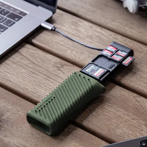 קורא כרטיסים SD & MicroSD במארז קשיח PGYTECH