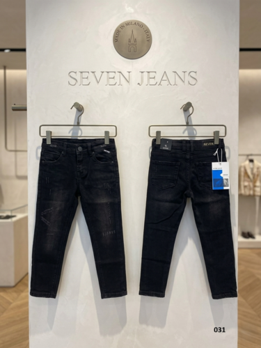 ג'ינס SEVEN JEANS שחור בגזרה צמודה עם שפשופים – דגם בנים