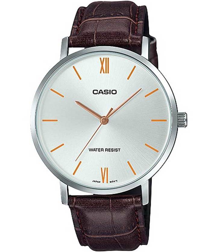 שעון Casio קלאסי לגבר – רצועת עור חומה עם לוח כסוף ונגיעות זהב
