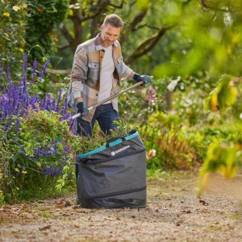 שק איסוף פסולת גינה מתקפל Gardena בנפח 220 ליטר, עשוי פלסטיק ממוחזר עם חיזוק תחתון ועיצוב ארגונומי לנשיאה על הגב