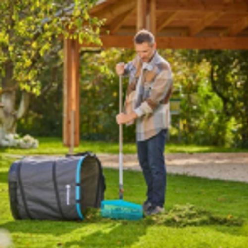 שק איסוף פסולת גינה מתקפל Gardena בנפח 220 ליטר, עשוי פלסטיק ממוחזר עם חיזוק תחתון ועיצוב ארגונומי לנשיאה על הגב