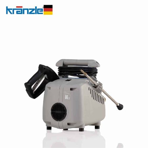 מכונת שטיפה בלחץ גבוה KRANZLE 1050P עם לחץ 130 בר וספיקת מים 7.5 ליטר לדקה, מצוידת בחלקי פליז ונירוסטה איכותיים ובוכנת פלדה עם ציפוי קרמי לעמידות מקסימלית