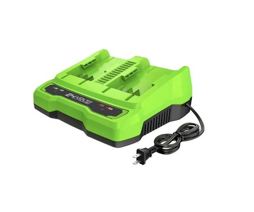 מטען מהיר כפול GREENWORKS דגם 99594 עם שני תאי טעינה לסוללות 24V, מאפשר טעינה בו-זמנית עם זמני טעינה מהירים וחיווי LED מתקדם