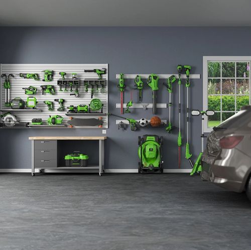 מדחס אוויר נטען GREENWORKS דגם 99578 24V עם מיכל 2 ליטר, מנוע 240W, לחץ 8 בר וספיקה 40 ליטר/דקה. כולל ווסת אוויר, שעון מד לחץ וידית נשיאה לשימוש נייד ויעיל