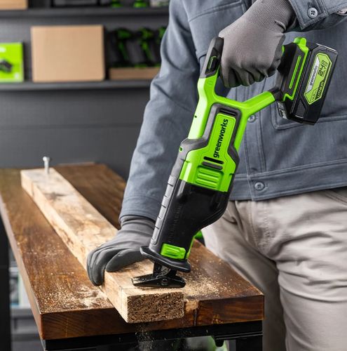 מסור חרב נטען GREENWORKS דגם 99579-2 עם מנוע Brushless 24V, מהירות 2,700 סל
