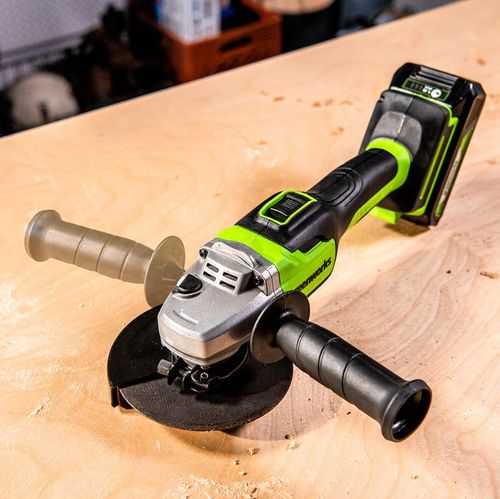 משחזת זווית GREENWORKS 99574/3.5 24V Brushless עם דיסק 5 אינץ', תיבת הילוכים מאלומיניום וידית דו-מצבית למגוון עבודות השחזה והחיתוך המקצועיות