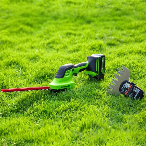 מגזמת שיחים וקוצץ שוליים נטענת 2 ב-1 GREENWORKS דגם G24SHT 24V עם להבים כפולים להחלפה ללא כלים, משקל קל 0.9 ק