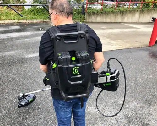 יחידת כח נישאת GREENWORKS 80V PRO דגם 99781 עם תא סוללות כפול, כוללת 2 סוללות 5 אמפר ומטען מהיר כפול, מערכת מעבר אוטומטי בין סוללות לעבודה מקצועית רציפה