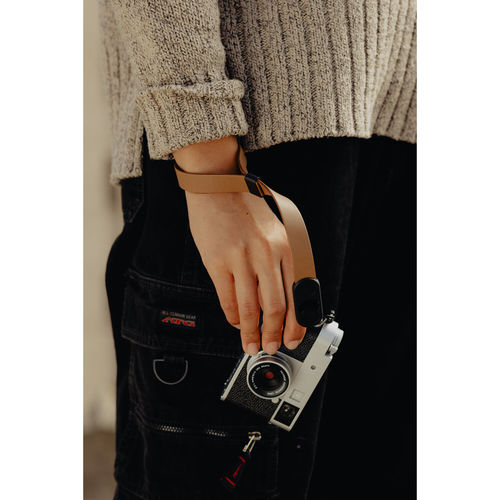 רצועת יד למצלמה Peak Design Cuff Leather Camera Wrist Strap (Tan)