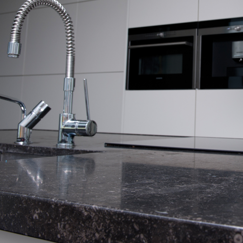 בקבוק ספריי חומר ניקוי HG Natural Stone Worktop Cleaner 500ml - נוזל שקוף בבקבוק פלסטיק עם ראש מרסס, תווית ירוקה, מיוחד לניקוי משטחי שיש גרניט אבן כחולה ואבן טבעית, ללא פסים, מותג HG הולנדי
