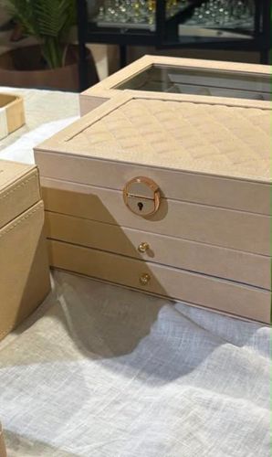 קופסאת תכשיטים בגוון בז מוקה