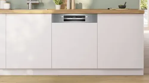 מבט על פנים המדיח המרווח המכיל סלסלאות Vario לסידור כלים מודולרי.