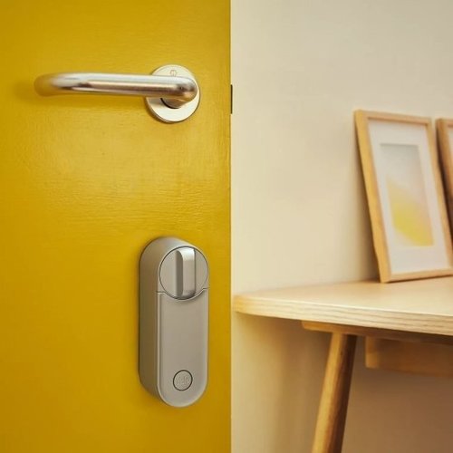 מנעול חכם לדלת Linus L2 + קודן טביעת אצבע KeyPad 2 מבית Yale - צבע כסוף 
