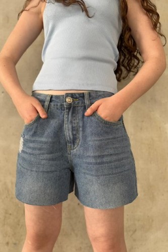 שורט ג'ינס אלי