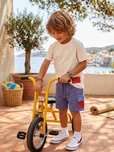 חליפת בנים (טי-שירט ומכנס קצר) מבית FILA – עיצוב ספורטיבי ויוקרתי