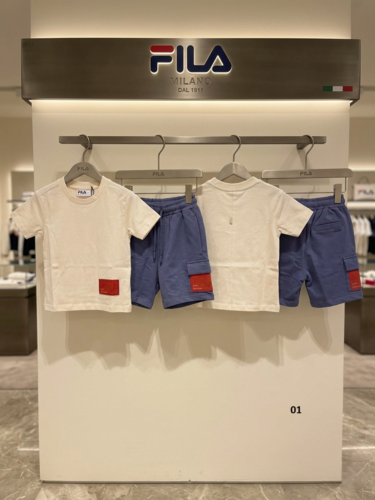 חליפת בנים (טי-שירט ומכנס קצר) מבית FILA – עיצוב ספורטיבי ויוקרתי