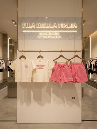 סט FILA יוקרתי לבנות בצבע ורוד ושמנת - טי-שירט ומכנסיים קצרים
