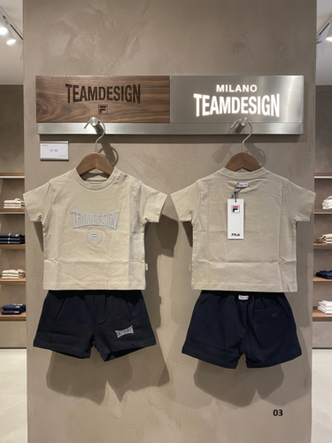 חליפת FILA לבנים – חולצת טי ומכנס קצר בעיצוב TEAMDESIGN