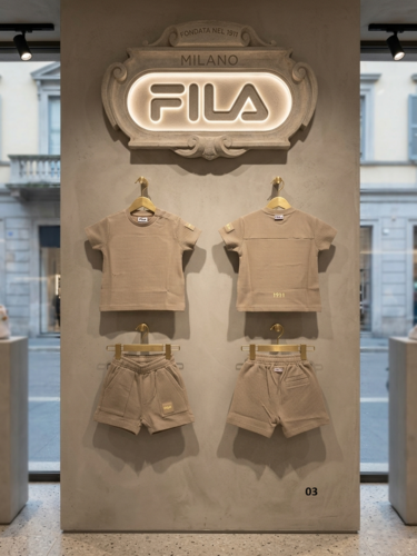 חליפת FILA יוקרתית לבנים - סט חולצה ומכנסיים קצרים בטקסטורת וופל