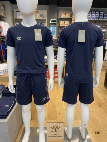 חליפת umbro איכותית לבנים - חולצה ומכנסיים קצרים בצבע כחול נייבי