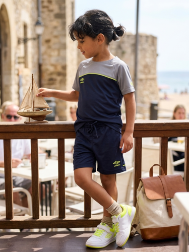סט אימוני איכותי של Umbro לבנים - חולצה ומכנסיים קצרים