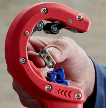 חותך צינורות ניקוז מפלסטיק KNIPEX DP50