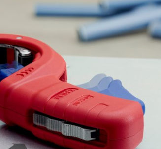 חותך צינורות ניקוז מפלסטיק KNIPEX DP50